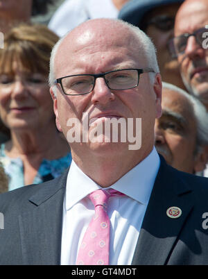 Rappresentante degli Stati Uniti Joe Crowley (Democratico di New York) si unisce agli altri deputati democratici della Camera dei Rappresentanti e del Senato americano come assemblare in Oriente passi del Campidoglio degli Stati Uniti per chiamare sulla leadership repubblicana in entrambi gli organi legislativi per la pianificazione di voti sui finanziamenti per la lotta contro il virus di Zika, di vietare ai cittadini sul federal 'n' Fly elenco dall'acquisto di armi e di effettuare audizioni e programmare la votazione sulla conferma del giudice Merrick Garland come associare la giustizia della Corte suprema degli Stati Uniti in Washington, DC il giovedì, 8 settembre 2016. Credito: Ron Sachs / C Foto Stock