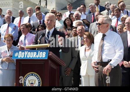 Washington DC, Stati Uniti d'America. 8 Settembre, 2016. U.S Vice presidente Joe Biden si unisce con i democratici di Camera e Senato per esigere che i repubblicani smettere di ostruzione e di agire su una vasta gamma di questioni durante un rally sui passi dell'U.S. Capitol Building Settembre 8, 2016 a Washington, DC. Credito: Planetpix/Alamy Live News Foto Stock