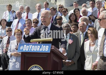 Washington DC, Stati Uniti d'America. 8 Settembre, 2016. U.S Vice presidente Joe Biden si unisce con i democratici di Camera e Senato per esigere che i repubblicani smettere di ostruzione e di agire su una vasta gamma di questioni durante un rally sui passi dell'U.S. Capitol Building Settembre 8, 2016 a Washington, DC. Credito: Planetpix/Alamy Live News Foto Stock