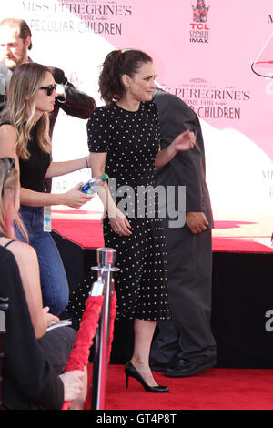 Hollywood, CA. 08 Sep, 2016. Winona Ryder assiste il Direttore Tim Burton assiste la sua mano e ingombro Cerimonia Cinese TCL teatro IMAX su settembre 8, 2016 a Hollywood, in California. ( Credito: Parisa/Media punzone Ltd.)/Alamy Live News Foto Stock