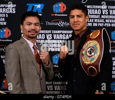 Beverly Hills, in California, Stati Uniti d'America. 8 Sep, 2016. Il pugilato è solo otto-division campione del mondo MANNY PACQUIAO, che è venuto fuori di pensionamento, pone con due-division campione del mondo JESSIE VARGAS durante la conferenza stampa del giovedì. La lotta per il Campionato del welterweight è Nov 5 in Las Vegas. Credit: Gene Blevins/ZUMA filo/Alamy Live News Foto Stock