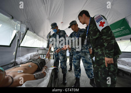 Chonburi. 8 Sep, 2016. Chinese Medical Officers parlare con Thai ufficiali circa un 'paziente' durante l'ASEAN dei ministri della Difesa Militare Meeting-Plus Medicine-Humanitarian assistenza e soccorso in caso di catastrofe esercizio congiunto (AM-HEx 2016) in Chonburi, Tailandia sul Sett. 8, 2016. Truppe provenienti da 18 paesi -- 10 Stati membri dell'ASEAN e i suoi otto partner del dialogo lunedì ha iniziato un esercizio congiunto di assistenza umanitaria e di soccorso in caso di catastrofe qui in Thailandia. © Li Mangmang/Xinhua/Alamy Live News Foto Stock