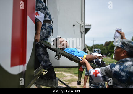 Chonburi. 8 Sep, 2016. Soldati cinesi trasferire "feriti' durante l'ASEAN dei ministri della Difesa Militare Meeting-Plus Medicine-Humanitarian assistenza e soccorso in caso di catastrofe esercizio congiunto (AM-HEx 2016) in Chonburi, Tailandia sul Sett. 8, 2016. Truppe provenienti da 18 paesi -- 10 Stati membri dell'ASEAN e i suoi otto partner del dialogo lunedì ha iniziato un esercizio congiunto di assistenza umanitaria e di soccorso in caso di catastrofe qui in Thailandia. © Li Mangmang/Xinhua/Alamy Live News Foto Stock