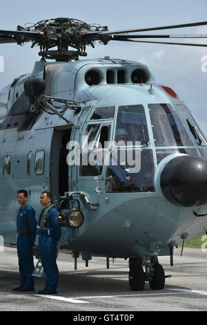 Chonburi. 8 Sep, 2016. I membri dell'equipaggio di un cinese elicotteri militari attendere a decollare durante l'ASEAN dei ministri della Difesa Militare Meeting-Plus Medicine-Humanitarian assistenza e soccorso in caso di catastrofe esercizio congiunto (AM-HEx 2016) in Chonburi, Tailandia sul Sett. 8, 2016. Truppe provenienti da 18 paesi -- 10 Stati membri dell'ASEAN e i suoi otto partner del dialogo lunedì ha iniziato un esercizio congiunto di assistenza umanitaria e di soccorso in caso di catastrofe qui in Thailandia. © Li Mangmang/Xinhua/Alamy Live News Foto Stock