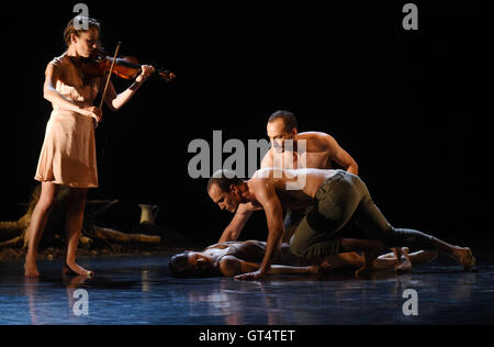 Olomouc, Repubblica Ceca. 08 Sep, 2016. Jiri, sopra, e Otto Bubenicek, ballerino svizzero Anna Herrmann, sotto e violinista francese Annabelle Dugast ballare durante il balletto Orfeus premiere mondiale, mediante il quale i maestri di danza Jiri e Otto Bubenicek terminerà la loro carriera professionale, Olomouc, Repubblica Ceca, 8 settembre 2016. © Ludek Perina/CTK foto/Alamy Live News Foto Stock