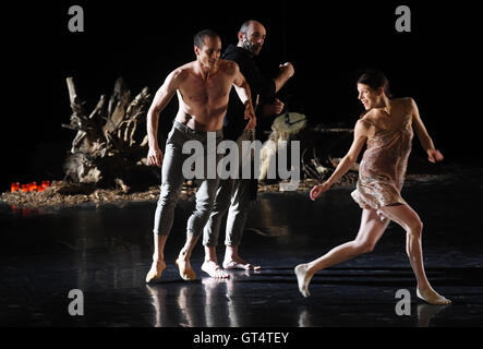 Olomouc, Repubblica Ceca. 08 Sep, 2016. Otto Bubenicek, sinistra, attore slovacco Csongor Kassai e ballerino svizzero Anna Herrmann ballare durante il balletto Orfeus premiere mondiale, mediante il quale i maestri di danza Jiri e Otto Bubenicek terminerà la loro carriera professionale, Olomouc, Repubblica Ceca, 8 settembre 2016. © Ludek Perina/CTK foto/Alamy Live News Foto Stock