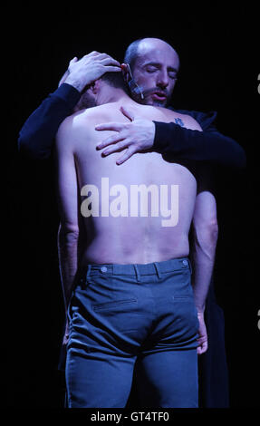 Olomouc, Repubblica Ceca. 08 Sep, 2016. Jiri Bubenicek, indietro e attore slovacco Csongor Kassai ballare durante il balletto Orfeus premiere mondiale, mediante il quale i maestri di danza Jiri e Otto Bubenicek terminerà la loro carriera professionale, Olomouc, Repubblica Ceca, 8 settembre 2016. © Ludek Perina/CTK foto/Alamy Live News Foto Stock