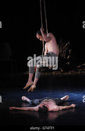 Olomouc, Repubblica Ceca. 08 Sep, 2016. Jiri, sotto e Otto Bubenicek ballare durante il balletto Orfeus premiere mondiale, mediante il quale i maestri di danza Jiri e Otto Bubenicek terminerà la loro carriera professionale, Olomouc, Repubblica Ceca, 8 settembre 2016. © Ludek Perina/CTK foto/Alamy Live News Foto Stock