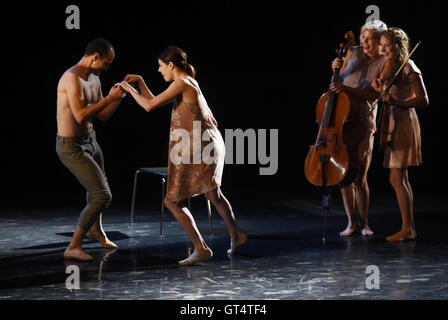 Olomouc, Repubblica Ceca. 08 Sep, 2016. Otto Bubenicek, da sinistra, ballerino svizzero Anna Herrmann, violoncellista Terezie Kovalova e violinista francese Annabelle Dugast ballare durante il balletto Orfeus premiere mondiale, mediante il quale i maestri di danza Jiri e Otto Bubenicek terminerà la loro carriera professionale, Olomouc, Repubblica Ceca, 8 settembre 2016. © Ludek Perina/CTK foto/Alamy Live News Foto Stock