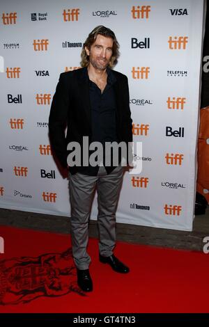 Toronto, ON. 8 Sep, 2016. Sharlto Copley presso gli arrivi per incendio gratuito Premiere al Toronto International Film Festival 2016, Ryerson Theater, Toronto, il 8 settembre 2016. Credito: James Atoa/Everett raccolta/Alamy Live News Foto Stock