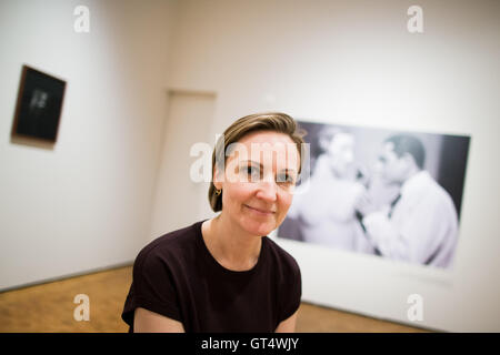 Colonia, Germania. 08 Sep, 2016. Curatore Miriam Halwani siede nella mostra 'Master della bellezza: Karl Schenker·s immagini glamour' nel Museo Ludwig di Colonia, Germania, 08 settembre 2016. La prima esposizione sulla società berlinese fotografo Schenker dalla Repubblica di Weimar può essere visto dal 10 settembre 2016 al 08 gennaio 2017. Schenker (1886-1954) specializzata nella donna ritratti e utilizzate la tecnologia più recente come il fotoritocco. Foto: ROLF VENNENBERND/dpa/Alamy Live News Foto Stock