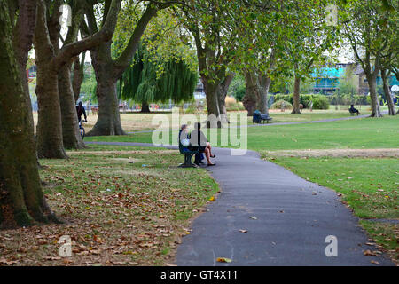 Nel nord di Londra, Gran Bretagna 9 Set 2016 - Le persone godono di un ambiente caldo e umido la mattina in un North London park. Credito: Dinendra Haria/Alamy Live News Foto Stock