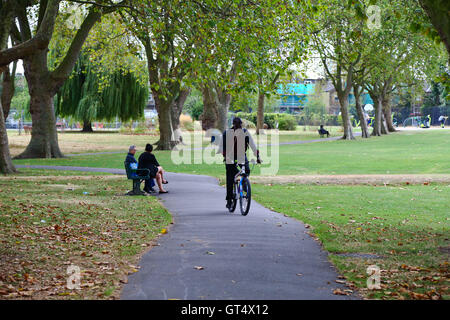 Nel nord di Londra, Gran Bretagna 9 Set 2016 - Le persone godono di un ambiente caldo e umido la mattina in un North London park. Credito: Dinendra Haria/Alamy Live News Foto Stock