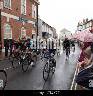 Sidmouth, Devon, 9 Sett 16 una piovosa inizia per la fase 6 del tour della Gran Bretagna cycle race, piloti in testa in alto attraverso le strade di Sidmouth. Tappa odierna prende in 150 kms di estenuanti campagne di DEvon, culminante nei 6 km di salita al Haytor, nel Parco Nazionale di Dartmoor. Credito: Tony Charnock/Alamy Live News Foto Stock