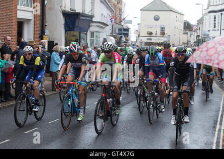 Sidmouth, Devon, 9 Sett 16 una piovosa inizia per la fase 6 del tour della Gran Bretagna cycle race, piloti in testa in alto attraverso le strade di Sidmouth. Tappa odierna prende in 150 kms di estenuanti campagne di DEvon, culminante nei 6 km di salita al Haytor, nel Parco Nazionale di Dartmoor. Credito: Tony Charnock/Alamy Live News Foto Stock