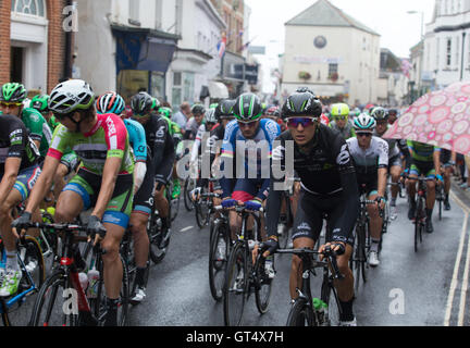 Sidmouth, Devon, 9 Sett 16 una piovosa inizia per la fase 6 del tour della Gran Bretagna cycle race, piloti in testa in alto attraverso le strade di Sidmouth. Tappa odierna prende in 150 kms di estenuanti campagne di DEvon, culminante nei 6 km di salita al Haytor, nel Parco Nazionale di Dartmoor. Credito: Tony Charnock/Alamy Live News Foto Stock