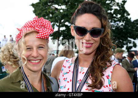 Goodwood, Chichester, Regno Unito. Il 9 settembre, 2016. Goodwood 2016. Le donne in costume, Goodwood, UK, 9/9/16 Credito: Malcolm Greig/Alamy Live News Foto Stock