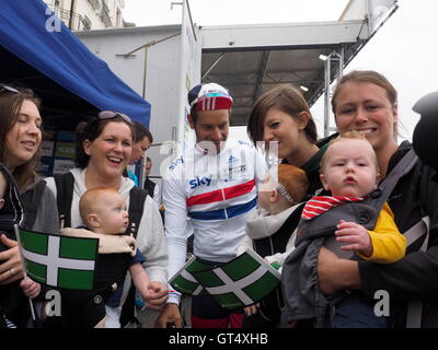 Sidmouth, Regno Unito. 9 Sep, 2016. Inizio della Sidmouth per Haytor tappa del tour della Gran Bretagna. Adam Blythe, British road racing campione pone per un selfie con locale montare le mamme gruppo. Credito: Anthony Collins/Alamy Live News Foto Stock