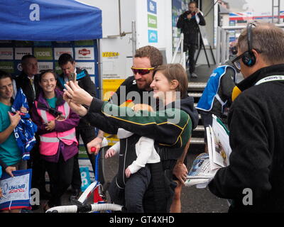 Sidmouth, Regno Unito. 9 Sep, 2016. Inizio della Sidmouth per Haytor tappa del tour della Gran Bretagna Sir Bradley Wiggins pone per un Selfie con un giovane fan. Credito: Anthony Collins/Alamy Live News Foto Stock