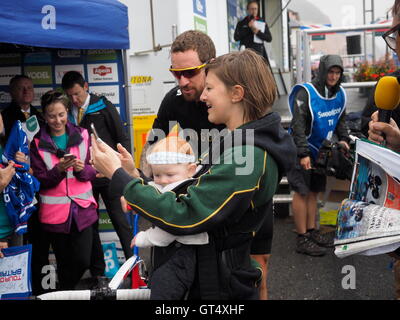 Sidmouth, Regno Unito. 9 Sep, 2016. Inizio della Sidmouth per Haytor tappa del tour della Gran Bretagna Sir Bradley Wiggins pone per un Selfie con un giovane fan. Credito: Anthony Collins/Alamy Live News Foto Stock