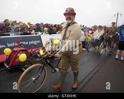 Sidmouth, Regno Unito. 9 Sep, 2016. Inizio della Sidmouth per Haytor tappa del tour della Gran Bretagna processione di biciclette d'epoca da Velo Vintage Club prima il racing inizia a. Credito: Anthony Collins/Alamy Live News Foto Stock