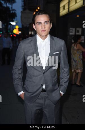 New York, NY, STATI UNITI D'AMERICA. 8 Sep, 2016. Alex Neustaedter presso gli arrivi per ITHACA Premiere, Landmark Sunshine Cinema, New York, NY Settembre 8, 2016. © Derek Storm/Everett raccolta/Alamy Live News Foto Stock