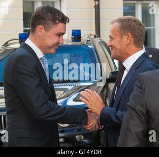 Tallinn, Estonia, 9 settembre 2016. Estone di Primo Ministro Taavi Roivas (L) è messaggio di saluto il Presidente del Consiglio europeo Donald Tusk (R) prima del loro incontro a Steenbok House. Gli argomenti principali del loro incontro sarà il futuro dell'Unione europea dopo la Brexit nonché la politica estone situazione per quanto riguarda le elezioni presidenziali. Estonia ospiterà la Presidenza del Consiglio dell'Unione europea nella seconda metà del 2017, questo per la prima volta. Credito: Nicolas/Bouvy Alamy Live News Foto Stock