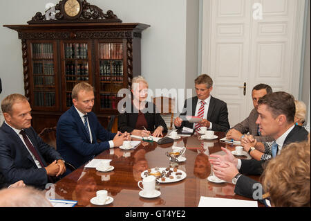 Tallinn, Estonia, 9 settembre 2016. Estone di Primo Ministro Taavi Roivas (R) chat con il Presidente del Consiglio europeo Donald Tusk (L) prima del loro incontro a Steenbok House. Gli argomenti principali del loro incontro sarà il futuro dell'Unione europea dopo la Brexit nonché la politica estone situazione per quanto riguarda le elezioni presidenziali. Estonia ospiterà la Presidenza del Consiglio dell'Unione europea nella seconda metà del 2017, questo per la prima volta. Credito: Nicolas/Bouvy Alamy Live News Foto Stock