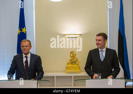 Tallinn, Estonia, 9 settembre 2016. Estone di Primo Ministro Taavi Roivas (R) e presidente in carica del Consiglio europeo Donald Tusk (L) indirizzi supporti dopo il loro incontro a Steenbok House. Gli argomenti principali del loro incontro sarà il futuro dell'Unione europea dopo la Brexit nonché la politica estone situazione per quanto riguarda le elezioni presidenziali. Estonia ospiterà la Presidenza del Consiglio dell'Unione europea nella seconda metà del 2017, questo per la prima volta. Credito: Nicolas/Bouvy Alamy Live News Foto Stock