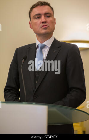 Tallinn, Estonia, 9 settembre 2016. Estone di Primo Ministro Taavi Roivas (R) e presidente in carica del Consiglio europeo Donald Tusk (non raffigurata) indirizzi supporti dopo il loro incontro a Steenbok House. Gli argomenti principali del loro incontro sarà il futuro dell'Unione europea dopo la Brexit nonché la politica estone situazione per quanto riguarda le elezioni presidenziali. Estonia ospiterà la Presidenza del Consiglio dell'Unione europea nella seconda metà del 2017, questo per la prima volta. Credito: Nicolas/Bouvy Alamy Live News Foto Stock