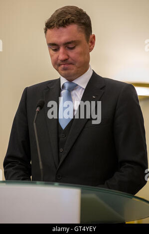 Tallinn, Estonia, 9 settembre 2016. Estone di Primo Ministro Taavi Roivas (R) e presidente in carica del Consiglio europeo Donald Tusk (non raffigurata) indirizzi supporti dopo il loro incontro a Steenbok House. Gli argomenti principali del loro incontro sarà il futuro dell'Unione europea dopo la Brexit nonché la politica estone situazione per quanto riguarda le elezioni presidenziali. Estonia ospiterà la Presidenza del Consiglio dell'Unione europea nella seconda metà del 2017, questo per la prima volta. Credito: Nicolas/Bouvy Alamy Live News Foto Stock