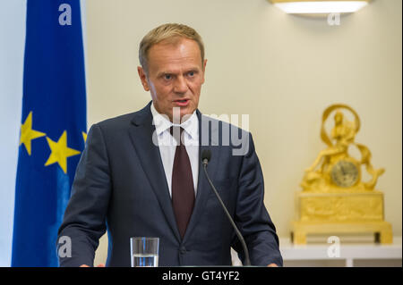 Tallinn, Estonia, 9 settembre 2016. Estone di Primo Ministro Taavi Roivas (non mostrato) e presidente in carica del Consiglio europeo Donald Tusk (L) indirizzi supporti dopo il loro incontro a Steenbok House. Gli argomenti principali del loro incontro sarà il futuro dell'Unione europea dopo la Brexit nonché la politica estone situazione per quanto riguarda le elezioni presidenziali. Estonia ospiterà la Presidenza del Consiglio dell'Unione europea nella seconda metà del 2017, questo per la prima volta. Credito: Nicolas/Bouvy Alamy Live News Foto Stock