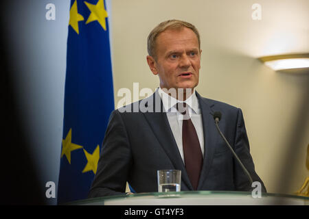 Tallinn, Estonia, 9 settembre 2016. Estone di Primo Ministro Taavi Roivas (non mostrato) e presidente in carica del Consiglio europeo Donald Tusk (L) indirizzi supporti dopo il loro incontro a Steenbok House. Gli argomenti principali del loro incontro sarà il futuro dell'Unione europea dopo la Brexit nonché la politica estone situazione per quanto riguarda le elezioni presidenziali. Estonia ospiterà la Presidenza del Consiglio dell'Unione europea nella seconda metà del 2017, questo per la prima volta. Credito: Nicolas/Bouvy Alamy Live News Foto Stock