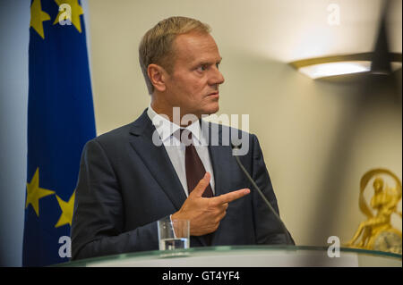 Tallinn, Estonia, 9 settembre 2016. Estone di Primo Ministro Taavi Roivas (non mostrato) e presidente in carica del Consiglio europeo Donald Tusk (L) indirizzi supporti dopo il loro incontro a Steenbok House. Gli argomenti principali del loro incontro sarà il futuro dell'Unione europea dopo la Brexit nonché la politica estone situazione per quanto riguarda le elezioni presidenziali. Estonia ospiterà la Presidenza del Consiglio dell'Unione europea nella seconda metà del 2017, questo per la prima volta. Credito: Nicolas/Bouvy Alamy Live News Foto Stock