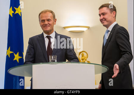 Tallinn, Estonia, 9 settembre 2016. Estone di Primo Ministro Taavi Roivas (R) e presidente in carica del Consiglio europeo Donald Tusk (L) lasciare il supporto dopo il loro incontro a Steenbok House. Gli argomenti principali del loro incontro sarà il futuro dell'Unione europea dopo la Brexit nonché la politica estone situazione per quanto riguarda le elezioni presidenziali. Estonia ospiterà la Presidenza del Consiglio dell'Unione europea nella seconda metà del 2017, questo per la prima volta. Credito: Nicolas/Bouvy Alamy Live News Foto Stock