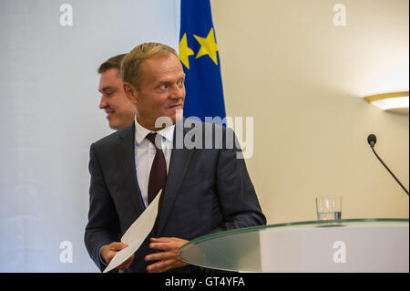 Tallinn, Estonia, 9 settembre 2016. Estone di Primo Ministro Taavi Roivas (L) e presidente in carica del Consiglio europeo Donald Tusk (R) lasciare il supporto dopo il loro incontro a Steenbok House. Gli argomenti principali del loro incontro sarà il futuro dell'Unione europea dopo la Brexit nonché la politica estone situazione per quanto riguarda le elezioni presidenziali. Estonia ospiterà la Presidenza del Consiglio dell'Unione europea nella seconda metà del 2017, questo per la prima volta. Credito: Nicolas/Bouvy Alamy Live News Foto Stock