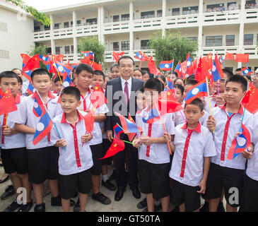 Vientiane, Laos. 9 Sep, 2016. Il premier cinese LI Keqiang (C) visite il Lieutou scuola cinese di Vientiane, Laos, Sett. 9, 2016. © Wang Ye/Xinhua/Alamy Live News Foto Stock