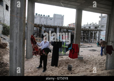 La striscia di Gaza. 5 Sep, 2016. La foto è stata scattata il 7 settembre 5, 2016 mostra un uomo palestinese in una casa che è stata distrutta durante l'offensiva israeliana su Hamas-statuito nella Striscia di Gaza nel 2014. Nel 2014, Israele ha lanciato un offensiva di Hamas-statuito nella Striscia di Gaza per interrompere il razzo palestinese il fuoco nel suo territorio. La guerra ha lasciato circa 2.140 palestinesi morti e più di 10.000 feriti. Nonostante il cessate il fuoco nel settembre 2014, reale ricostruzione di migliaia di case distrutte e strutture ha appena iniziato. © Wissam Nassar/Xinhua/Alamy Live News Foto Stock