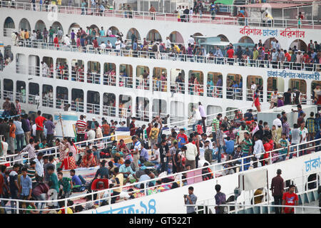 Dacca in Bangladesh. 9 Sep, 2016. Traghetti sovraffollate stand presso il terminale per il trasporto di passeggeri la rubrica home per Eid al-Adha festival a Dhaka, nel Bangladesh, Sett. 9, 2016. Eid al-Adha ("Festa del sacrificio"), chiamata anche "festa acrifice'' o ''Bakr-Eid'', Credito: ZUMA Press, Inc./Alamy Live News Foto Stock