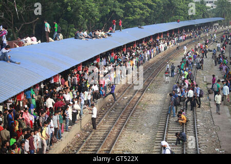 Dacca in Bangladesh. 9 Sep, 2016. Segregati in casa del Bangladesh la gente attende il treno come loro capo alle loro città di appartenenza in anticipo della vacanza musulmana di Eid al-Adha, a Dhaka, nel Bangladesh, 9 settembre 2016. Al fine di prendere un treno, essi overcrowd stazioni di treno e auto oltre l'immaginazione, arrampicata su tetti o appeso su qualsiasi sporgenza in corrispondenza della loro portata. Eid al-Adha ("Festa del sacrificio"), chiamata anche "festa acrifice'' o ''Bakr-Eid'', Credito: ZUMA Press, Inc./Alamy Live News Foto Stock