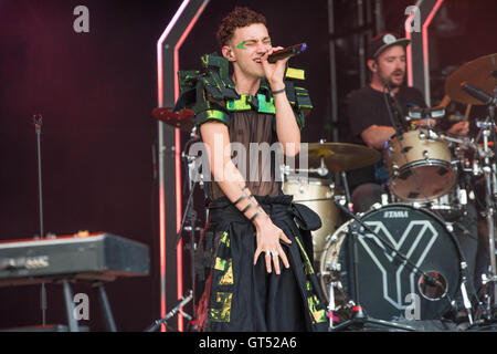 Newport, Isle of Wight, Regno Unito. Il 9 settembre, 2016. Olly Alexander di anni e anni esegue il giorno 1 di Bestival 2016 Robin Hill Country Park il 09 settembre 2016 a Newport, Isola di Wight. Credito: Michael Jamison/Alamy Live News Foto Stock