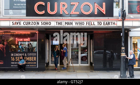 Londra, Regno Unito. 9 Sep, 2016. Il Curzon cinema su Shaftesbury Avenue a Soho, mostra una speciale proiezione del compianto David Bowie movie, "l'uomo che è caduto a terra' sul suo quarantesimo anniversario. Una versione speciale in 4K, digitalizzati dal filmato originale negativi, è ora in versione teatrale in pochi selezionare cinema prima del suo rilascio su DVD e Blu-ray. Credito: Stephen Chung/Alamy Live News Foto Stock