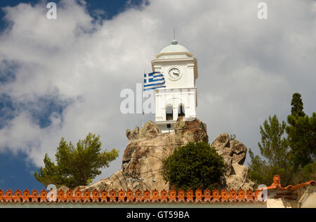 La torre dell orologio a Poros Island, nel Golfo Saronico, Grecia. Si tratta di uno dei più emblematici luoghi di interesse turistico dell'isola. Foto Stock