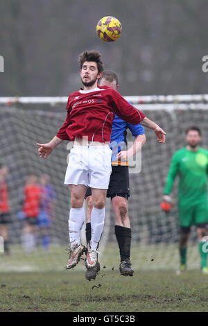 FC Haggerston (borgogna) vs Regents Park Rovers - Hackney & Leyton Domenica League calcio a sud di palude, paludi Hackney, Londra - 15/02/15 Foto Stock