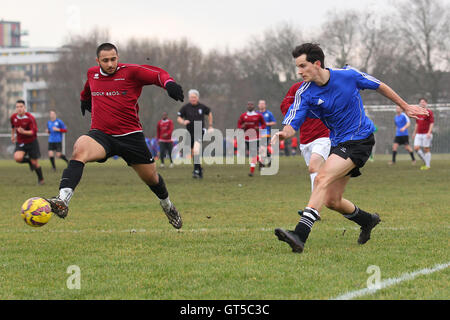 FC Haggerston (borgogna) vs Regents Park Rovers - Hackney & Leyton Domenica League calcio a sud di palude, paludi Hackney, Londra - 15/02/15 Foto Stock