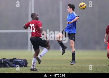 FC Haggerston (borgogna) vs Regents Park Rovers - Hackney & Leyton Domenica League calcio a sud di palude, paludi Hackney, Londra - 15/02/15 Foto Stock