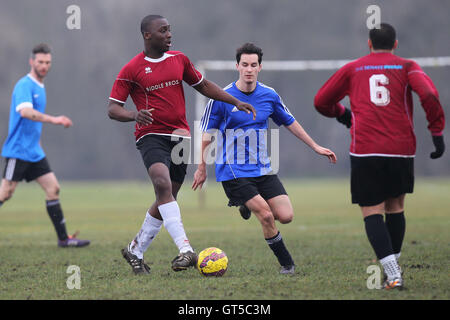 FC Haggerston (borgogna) vs Regents Park Rovers - Hackney & Leyton Domenica League calcio a sud di palude, paludi Hackney, Londra - 15/02/15 Foto Stock