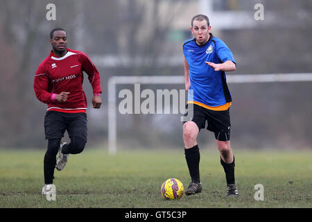 FC Haggerston (borgogna) vs Regents Park Rovers - Hackney & Leyton Domenica League calcio a sud di palude, paludi Hackney, Londra - 15/02/15 Foto Stock