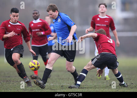 FC Haggerston (borgogna) vs Regents Park Rovers - Hackney & Leyton Domenica League calcio a sud di palude, paludi Hackney, Londra - 15/02/15 Foto Stock