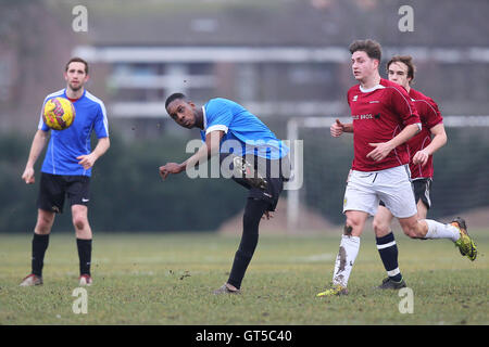 FC Haggerston (borgogna) vs Regents Park Rovers - Hackney & Leyton Domenica League calcio a sud di palude, paludi Hackney, Londra - 15/02/15 Foto Stock